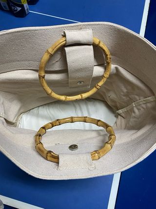 Bolso grande de lona beige con asas de bambú