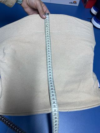 Bolso grande de lona beige con asas de bambú