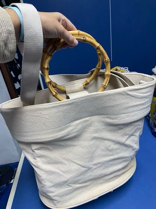 Bolso grande de lona beige con asas de bambú