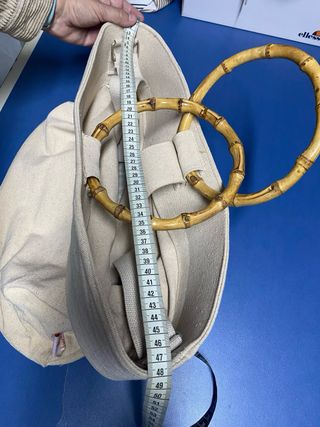 Bolso grande de lona beige con asas de bambú