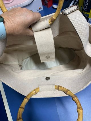 Bolso grande de lona beige con asas de bambú
