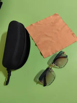 Occhiali da sole oro e verdi