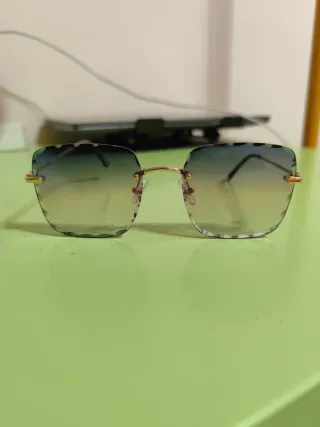 Occhiali da sole oro e verdi