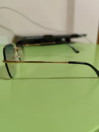 Occhiali da sole oro e verdi