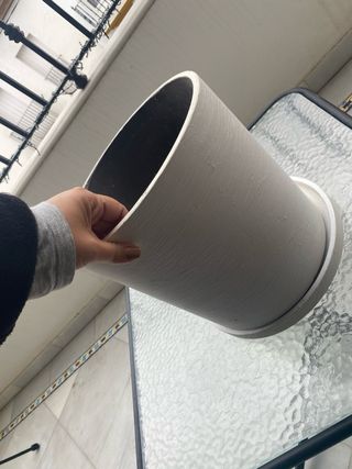 Vaso di cemento con piatto