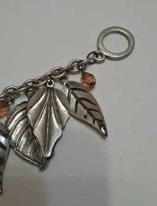 Bracciale con ciondoli a foglia e perline colorate