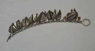 Bracciale con ciondoli a foglia e perline colorate