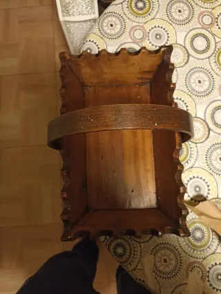 Cesta de madera antigua con asa