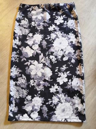 Falda tubo floral negra y blanca