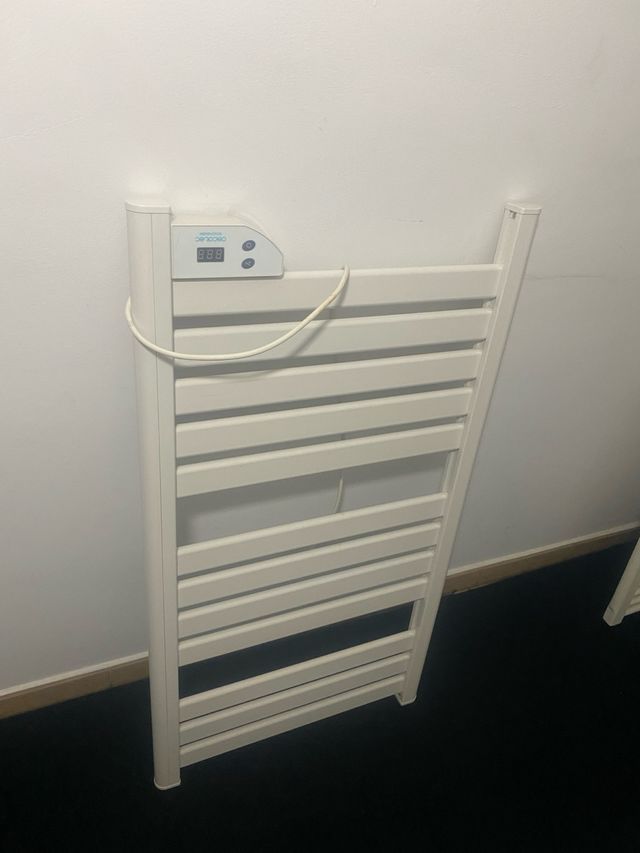 Toallero eléctrico blanco