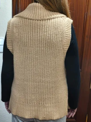 Chaleco de lana beige cuello alto