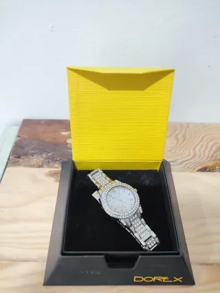 Reloj plateado con pedrería
