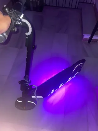 Patinete eléctrico con luces LED