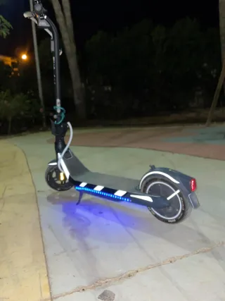 Patinete eléctrico con luces LED