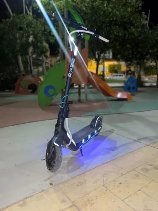 Patinete eléctrico con luces LED