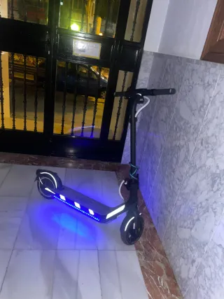 Patinete eléctrico con luces LED