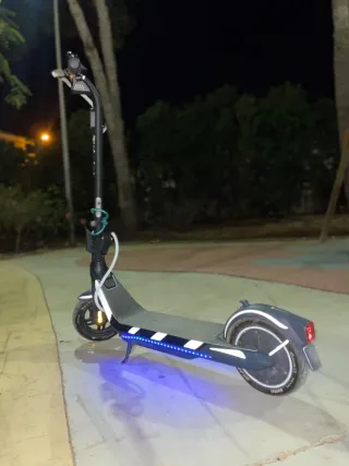 Patinete eléctrico con luces LED