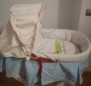 Cuco Moisés con capota y ruedas