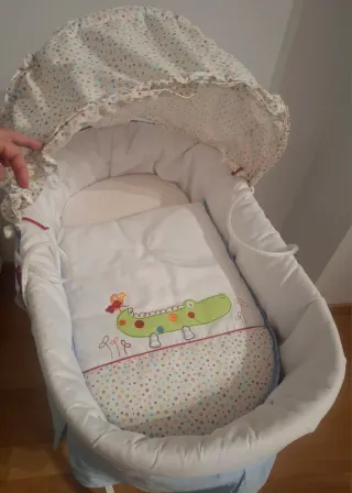 Cuco Moisés con capota y ruedas