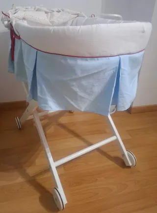 Cuco Moisés con capota y ruedas