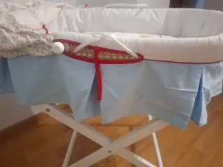 Cuco Moisés con capota y ruedas