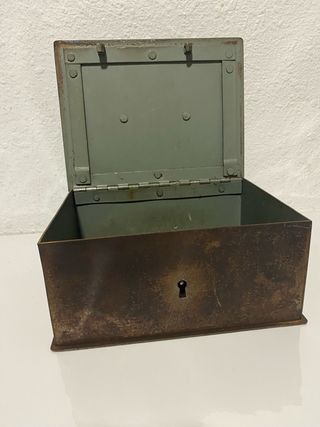Caja de caudales antigua con cerradura