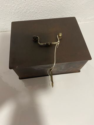 Caja de caudales antigua con cerradura