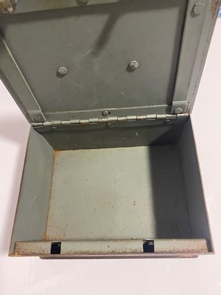Caja de caudales antigua con cerradura