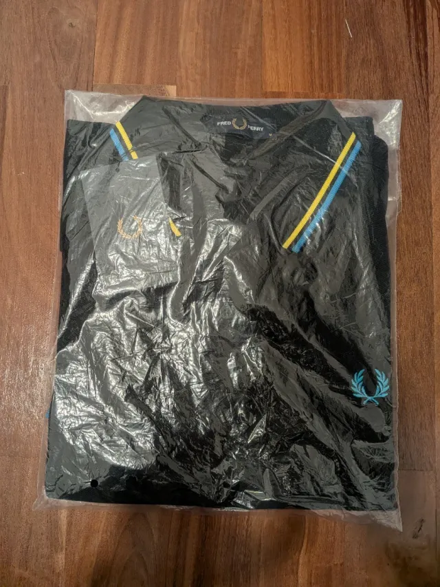 Polo Fred Perry Talla M Negro, Amarillo y Azul