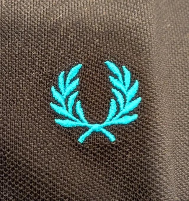 Polo Fred Perry Talla M Negro, Amarillo y Azul