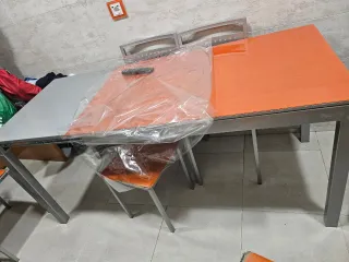 Mesa cristal naranja extensible con 4 sillas