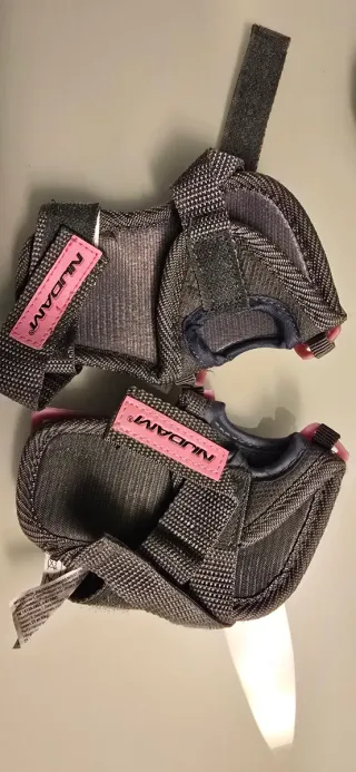 Protecciones para manos de niña