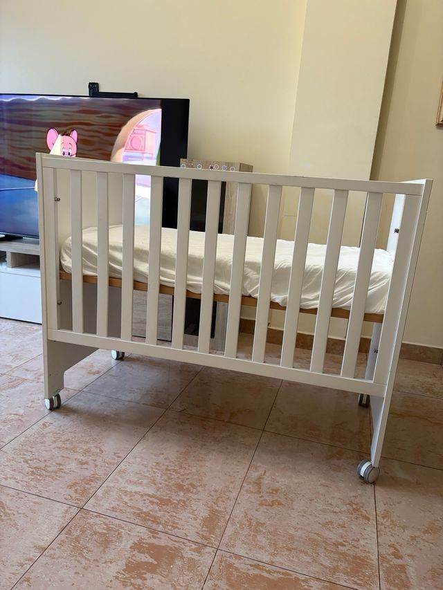 Cuna de bebé blanca con ruedas