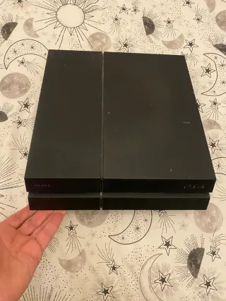 PS4 (1TB) con 2 mandos y 3 juegos