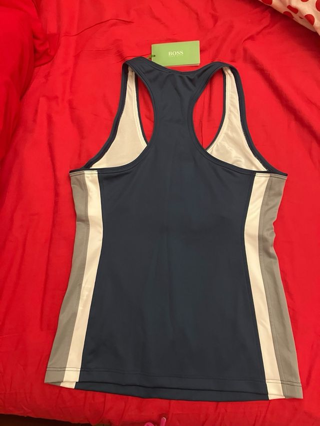 Top deportivo Hugo Boss azul, gris y blanco