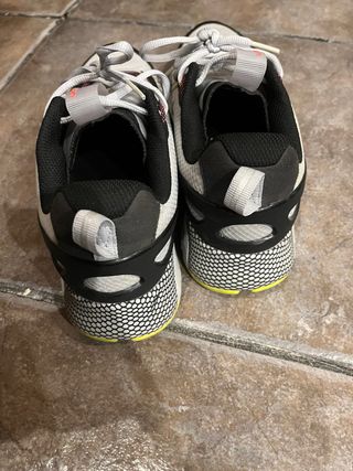 Zapatillas Under Armour Negras y Blancas