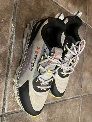 Zapatillas Under Armour Negras y Blancas