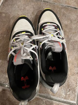 Zapatillas Under Armour Negras y Blancas