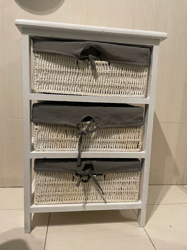 Mesa Auxiliar con Cajones de Mimbre