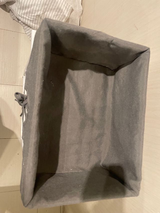 Mesa Auxiliar con Cajones de Mimbre