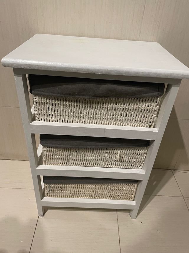 Mesa Auxiliar con Cajones de Mimbre