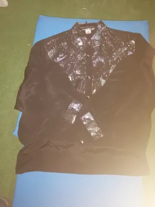 Camisa de fiesta negra con detalles brillantes