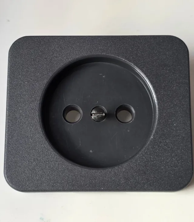 SIMON 75, CERCOS COLOR MADERA Y NEGRO.