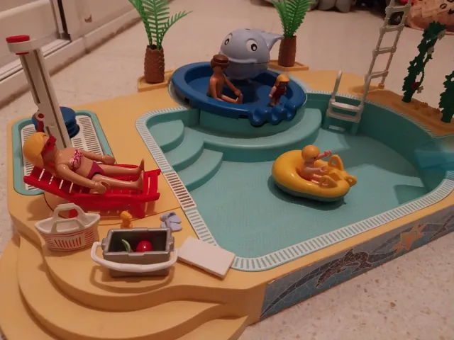 Piscina Playmobil con accesorios.