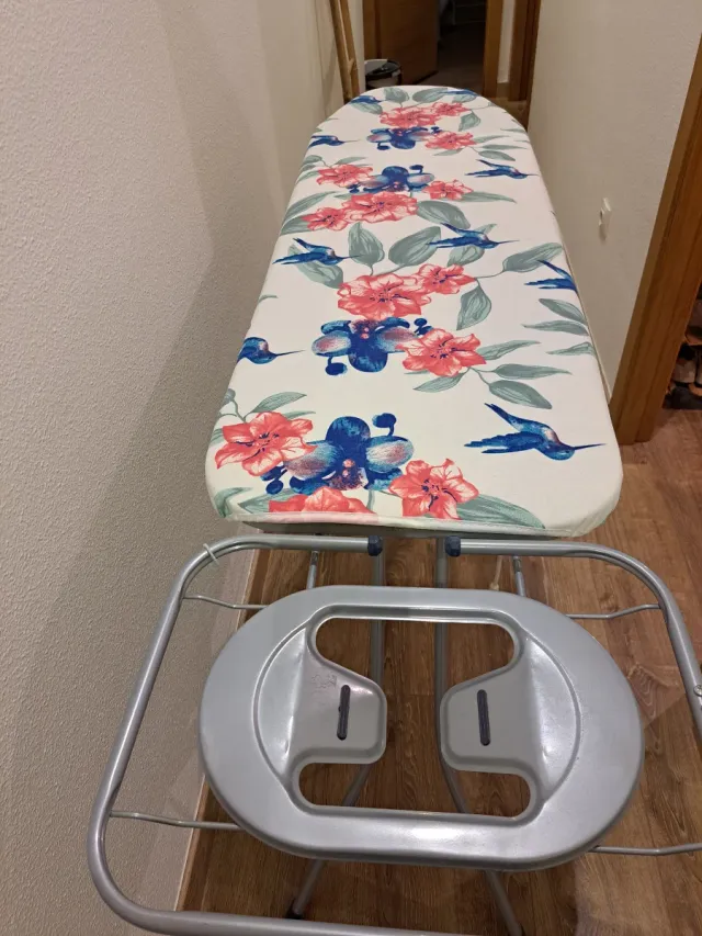 Tabla de planchar con funda floral