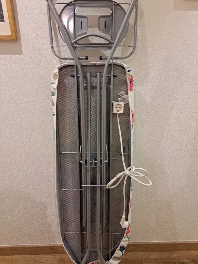 Tabla de planchar con funda floral