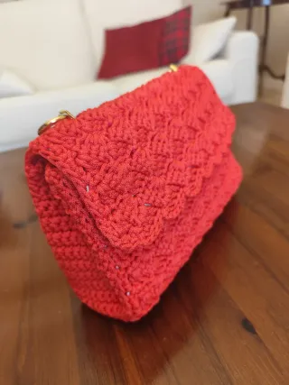 Borsa fatta a mano corallo con catena oro