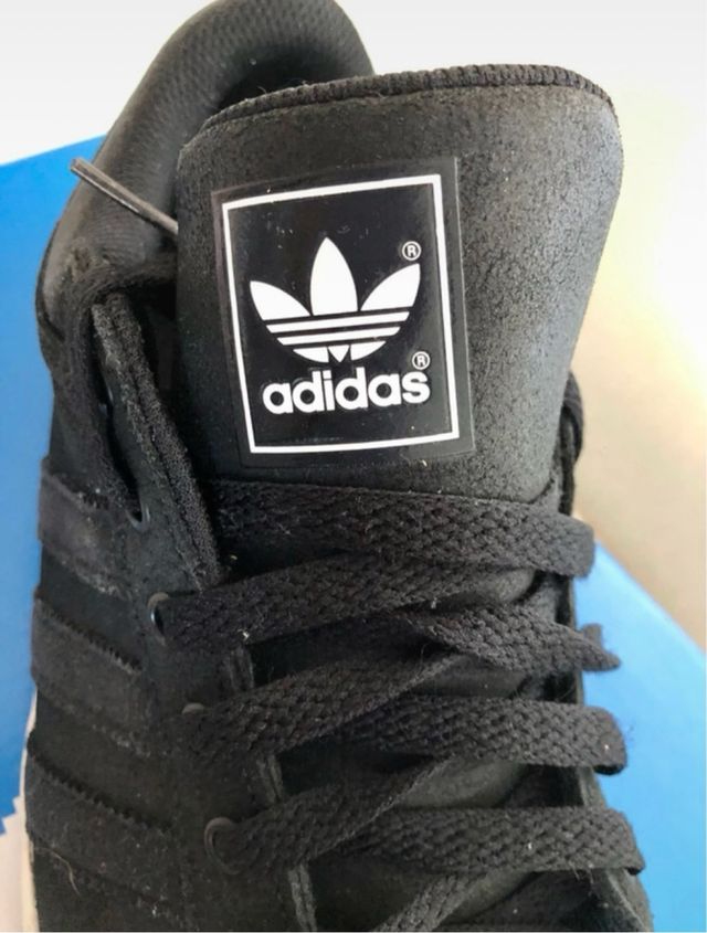Zapatillas Adidas Negras y Blancas