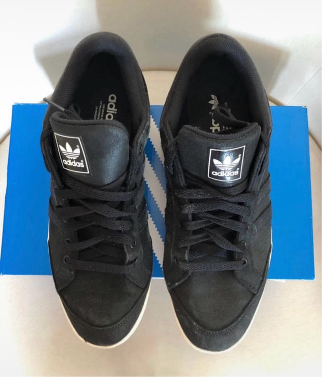 Zapatillas Adidas Negras y Blancas