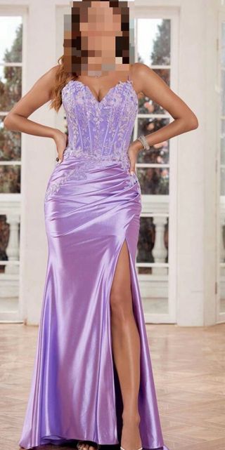 Vestido de fiesta lila con encaje